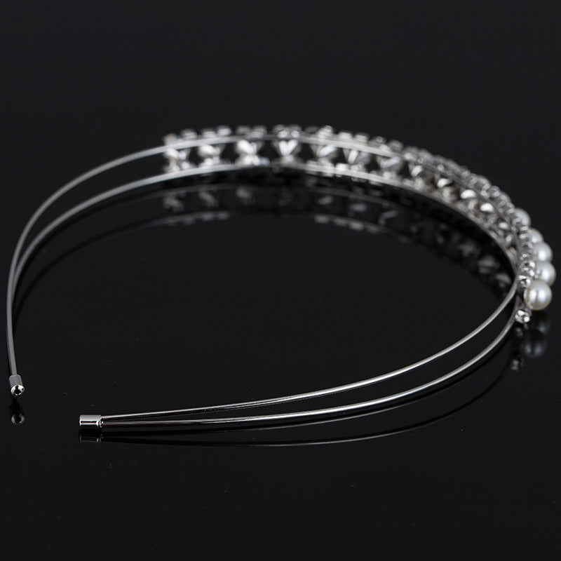 Luxurious rhinestone headband – a stylish accessory for special occasions