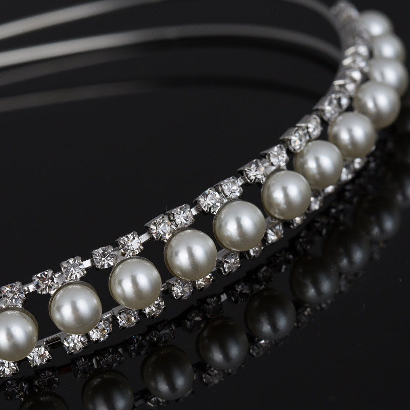 Luxurious rhinestone headband – a stylish accessory for special occasions